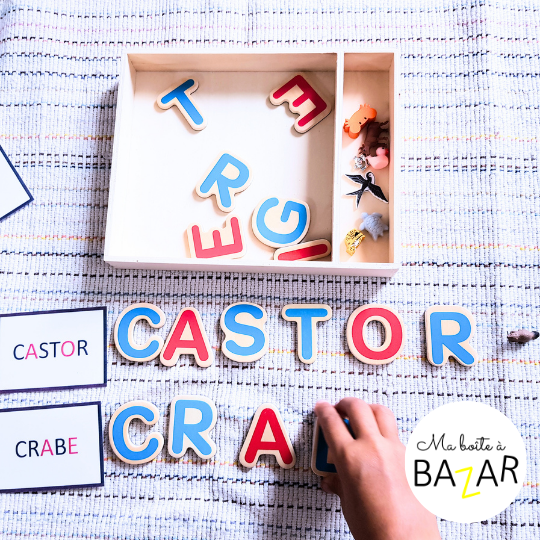 Apprendre à lire avec des petits objets Montessori : une méthode ludique et efficace